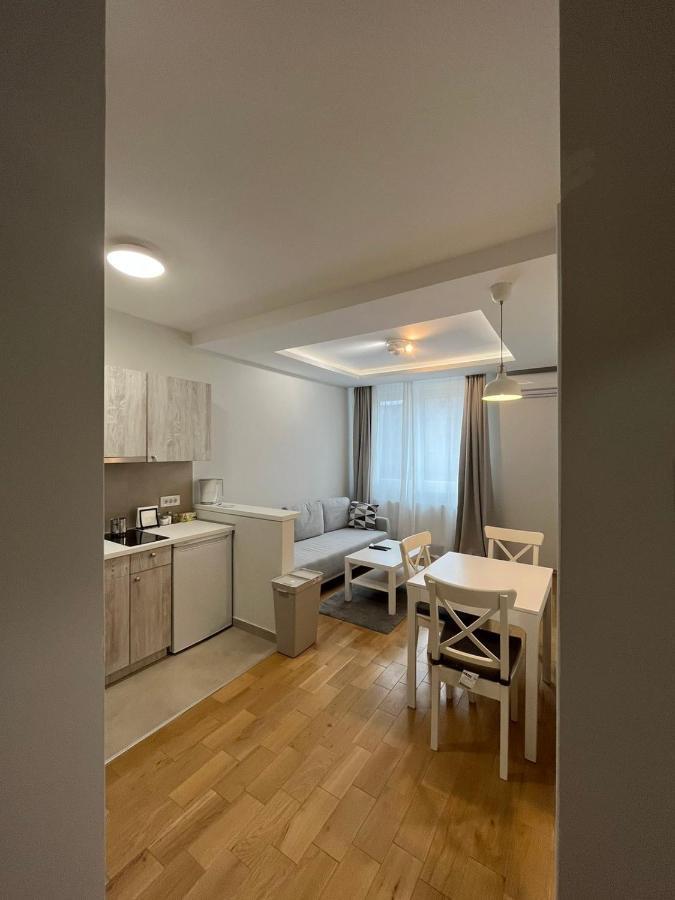 סובוטיקה Black & White Apartment מראה חיצוני תמונה