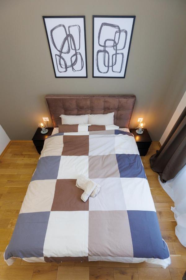 סובוטיקה Black & White Apartment מראה חיצוני תמונה