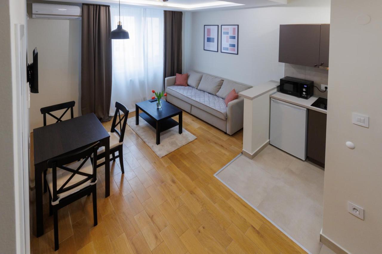 סובוטיקה Black & White Apartment מראה חיצוני תמונה