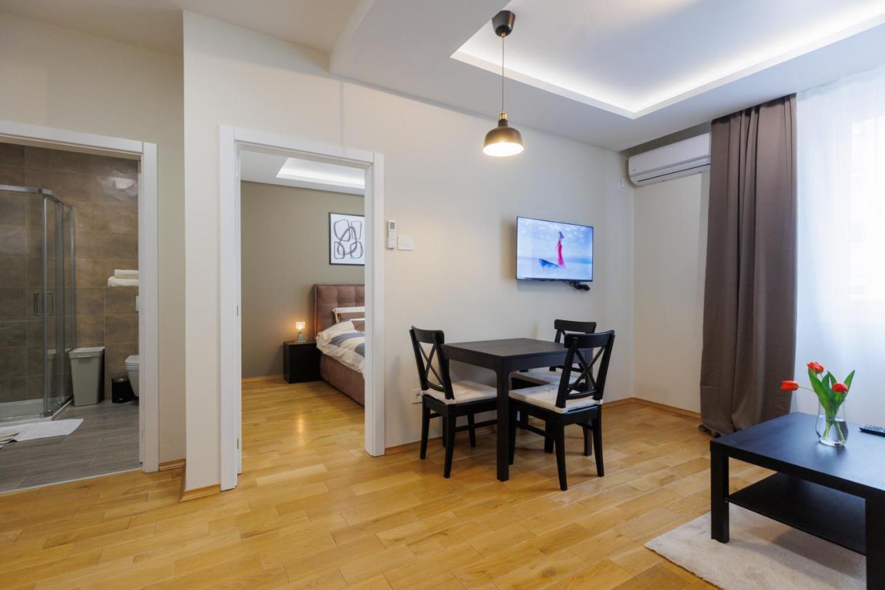 סובוטיקה Black & White Apartment מראה חיצוני תמונה