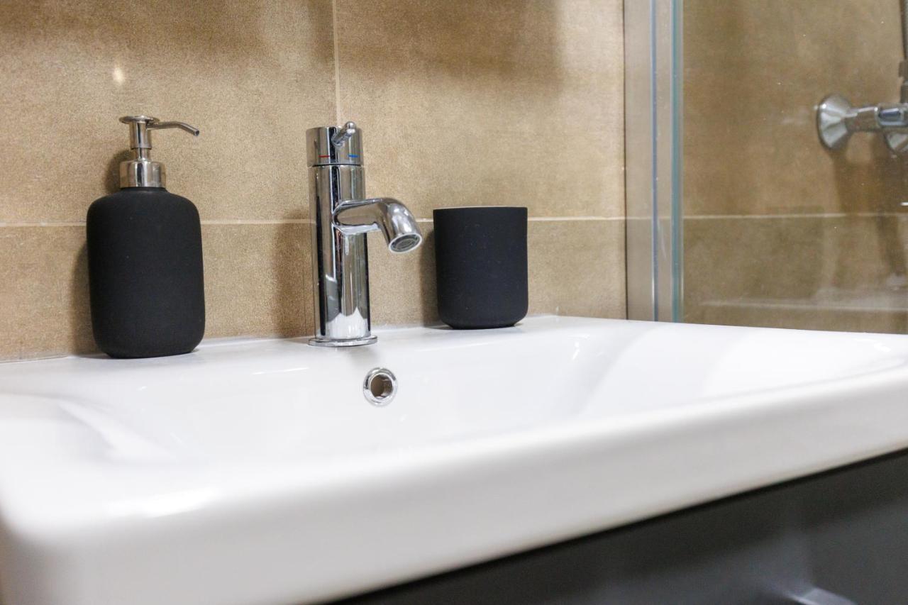 סובוטיקה Black & White Apartment מראה חיצוני תמונה